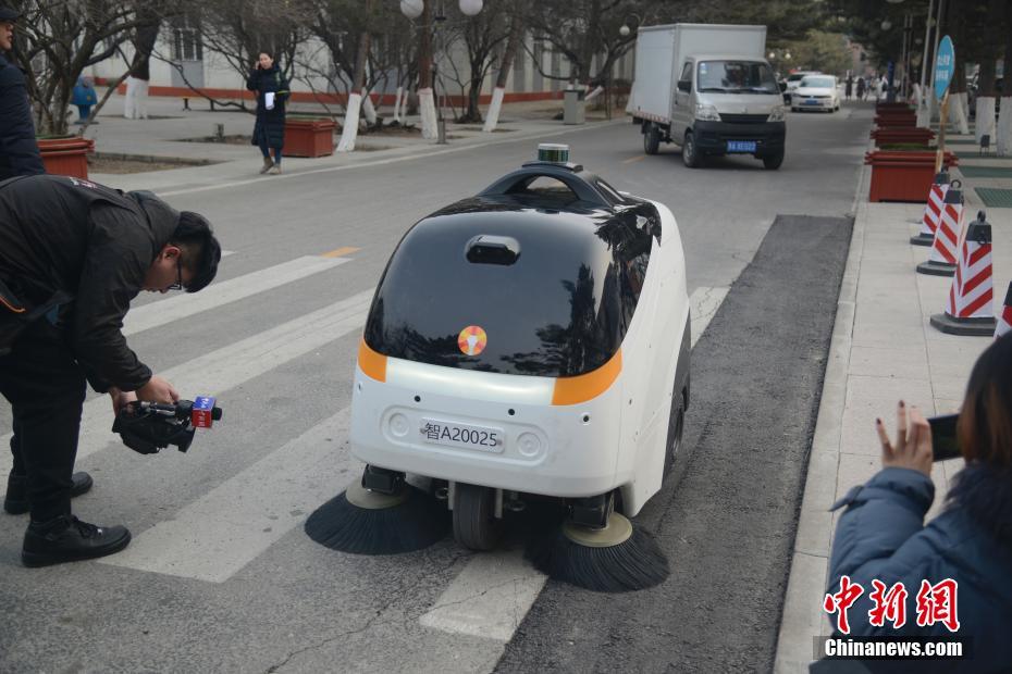 Primeiro veículo de limpeza sem motorista inicia operações na Mongólia Interior