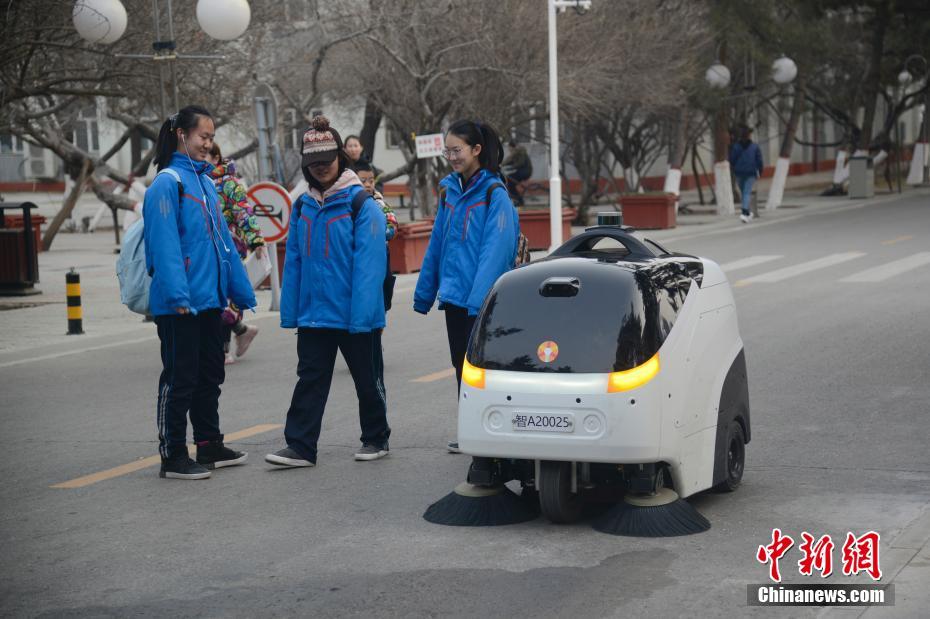 Primeiro veículo de limpeza sem motorista inicia operações na Mongólia Interior