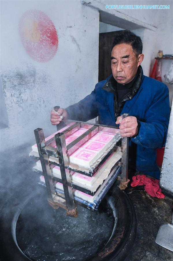 Aldeões preparam bolo de arroz tradicional para receber Ano Novo lunar em Zhejiang