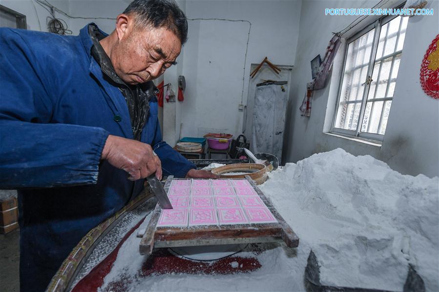 Aldeões preparam bolo de arroz tradicional para receber Ano Novo lunar em Zhejiang