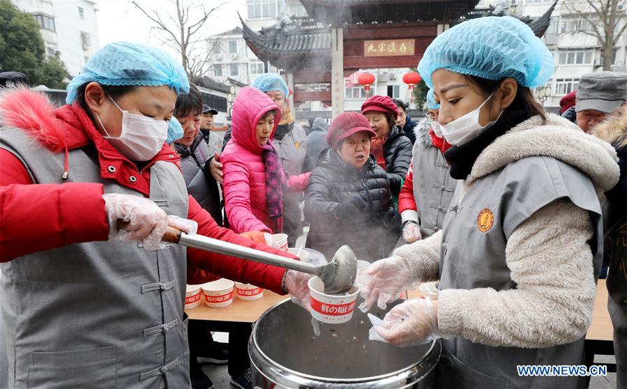 Chineses provam Mingau de Laba para celebrar Festival Laba