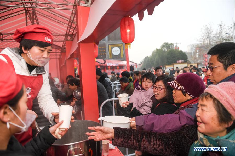Chineses provam Mingau de Laba para celebrar Festival Laba