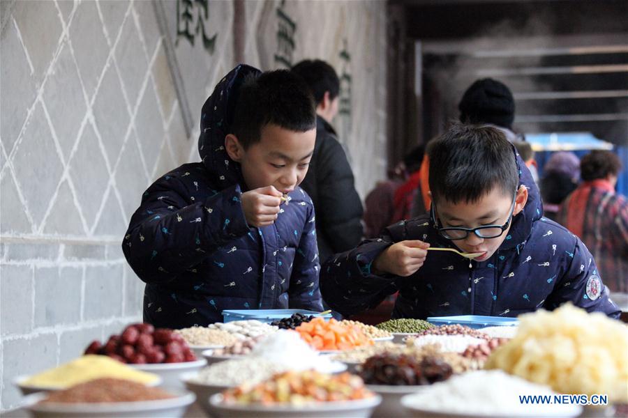 Chineses provam Mingau de Laba para celebrar Festival Laba