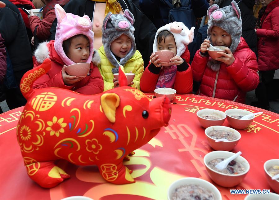 Chineses provam Mingau de Laba para celebrar Festival Laba