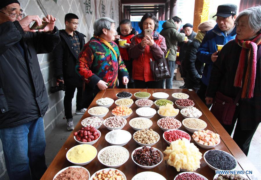 Chineses provam Mingau de Laba para celebrar Festival Laba