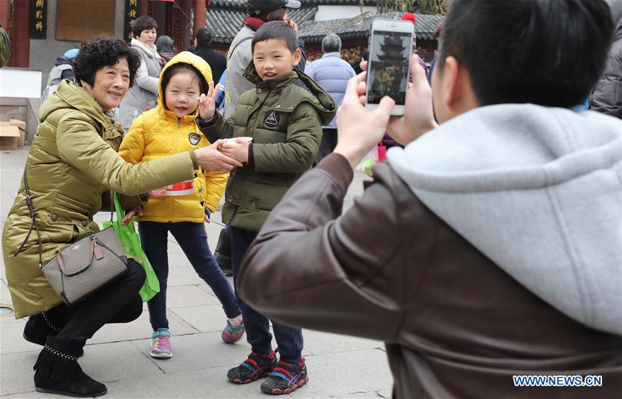 Chineses provam Mingau de Laba para celebrar Festival Laba