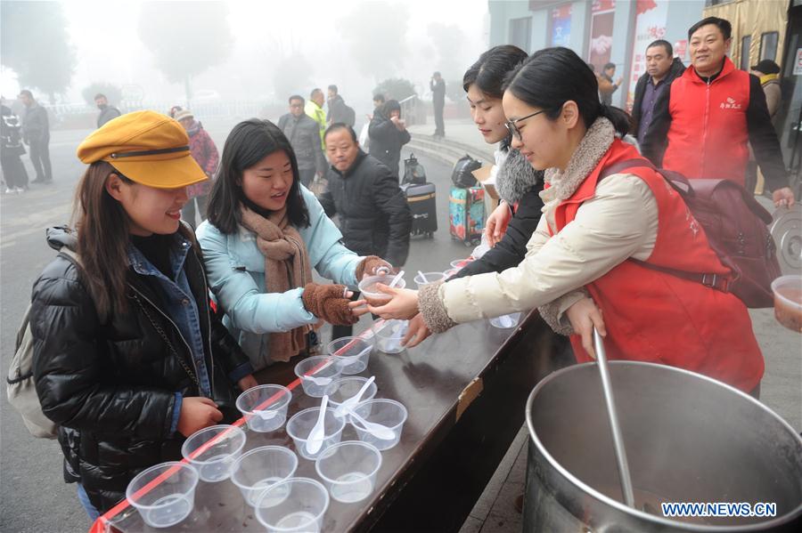 Chineses provam Mingau de Laba para celebrar Festival Laba