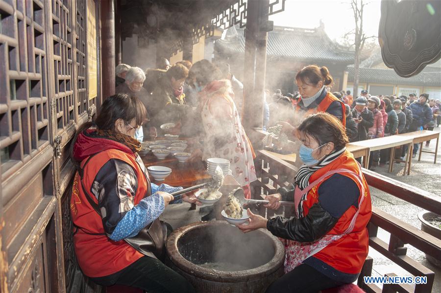 Chineses provam Mingau de Laba para celebrar Festival Laba