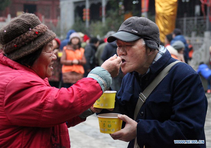 Chineses provam Mingau de Laba para celebrar Festival Laba