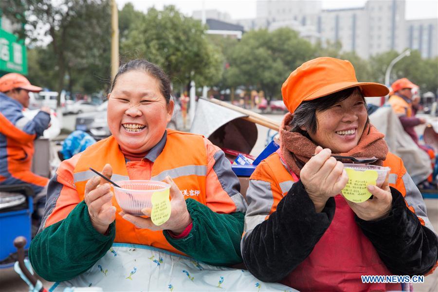 Chineses provam Mingau de Laba para celebrar Festival Laba