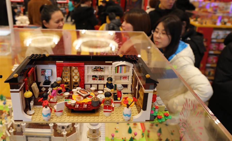 Brinquedos com tema do Festival da Primavera são destaques em loja de Shanghai