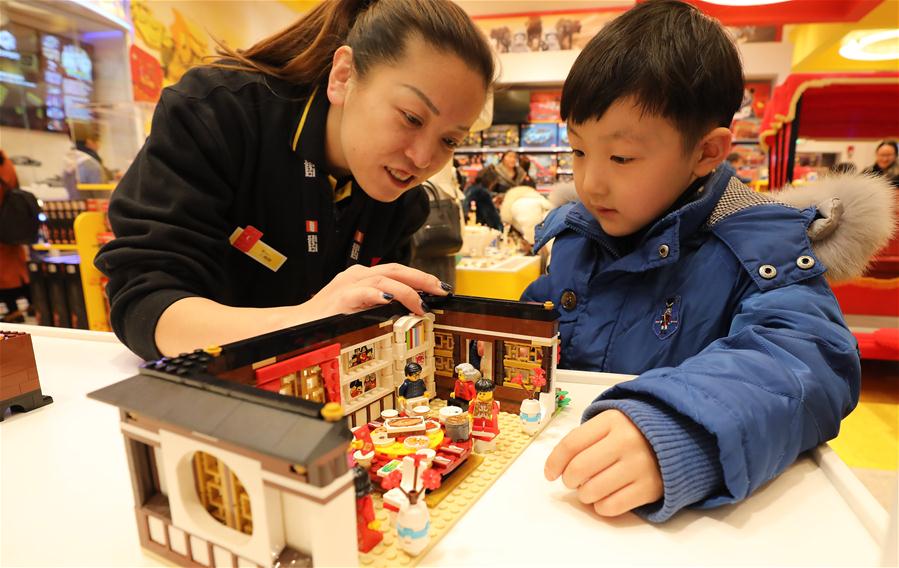 Brinquedos com tema do Festival da Primavera são destaques em loja de Shanghai