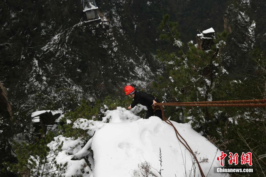 Galeria: Varredor recolhe lixo em penhasco turístico