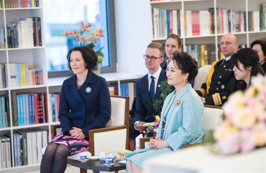 Peng Liyuan assiste a apresentação com primeira-dama finlandesa