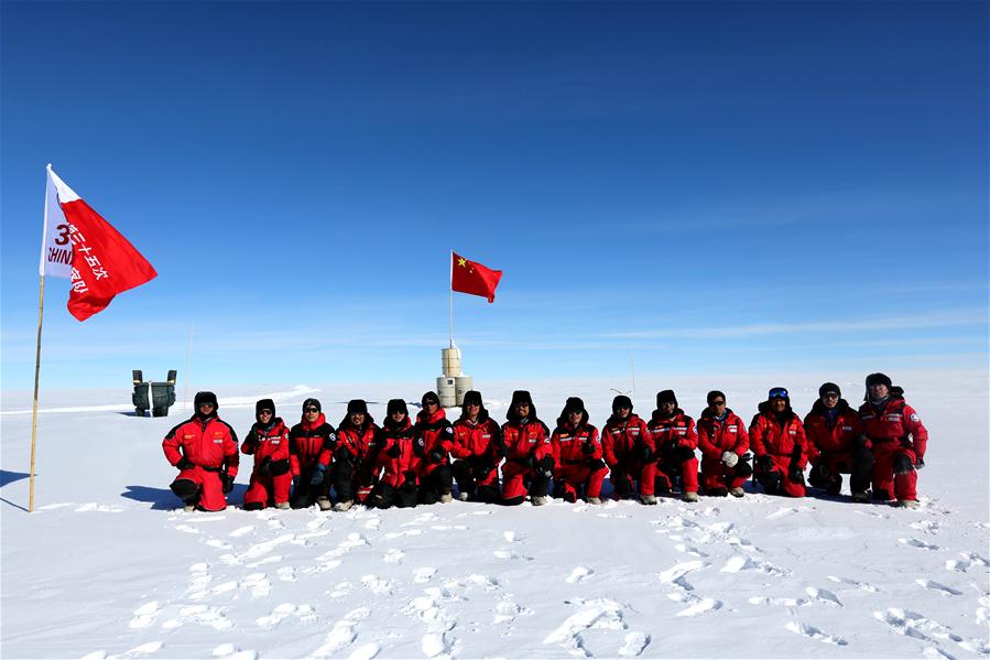 Fotos: Equipe da 35ª expedição antártica na área do Dome Argus