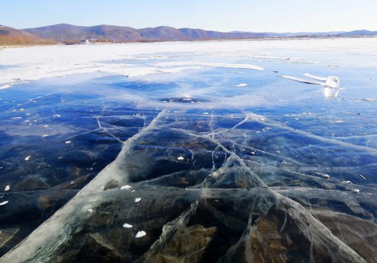 Natureza: Rio de gelo transparece pedra submersa em Heilongjiang