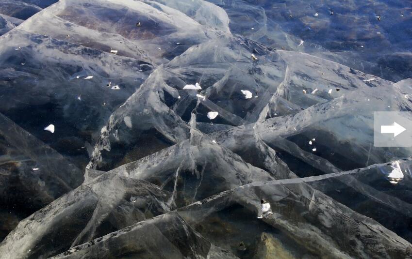 Natureza: Rio de gelo transparece pedra submersa em Heilongjiang