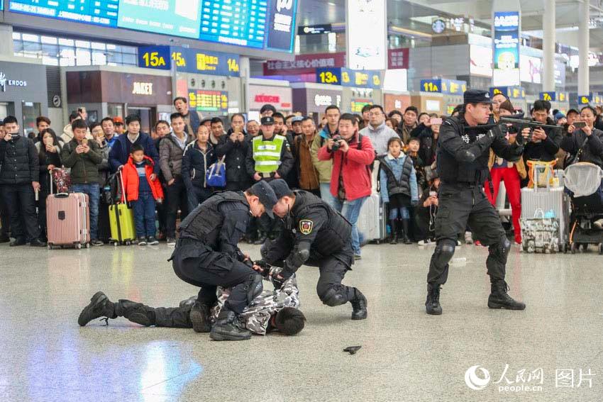 Shanghai: Esquadrão Zhanying mobilizado para a estação ferroviária Hongqiao