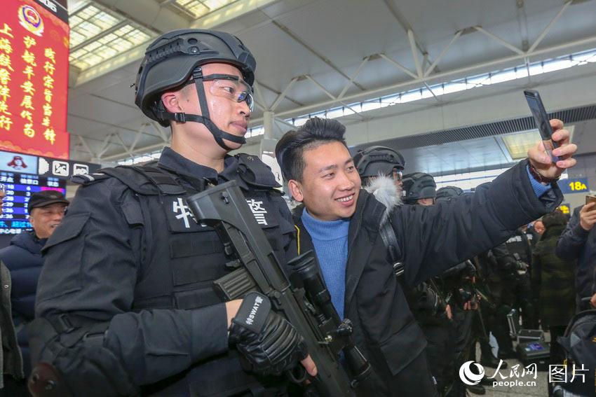 Shanghai: Esquadrão Zhanying mobilizado para a estação ferroviária Hongqiao