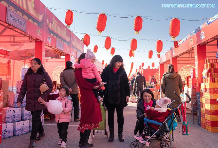 Pessoas visitam mercado para compras do Festival da Primavera em Hebei
