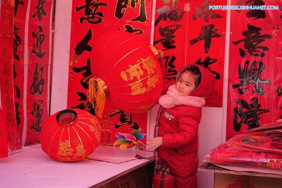 Pessoas visitam mercado para compras do Festival da Primavera em Hebei