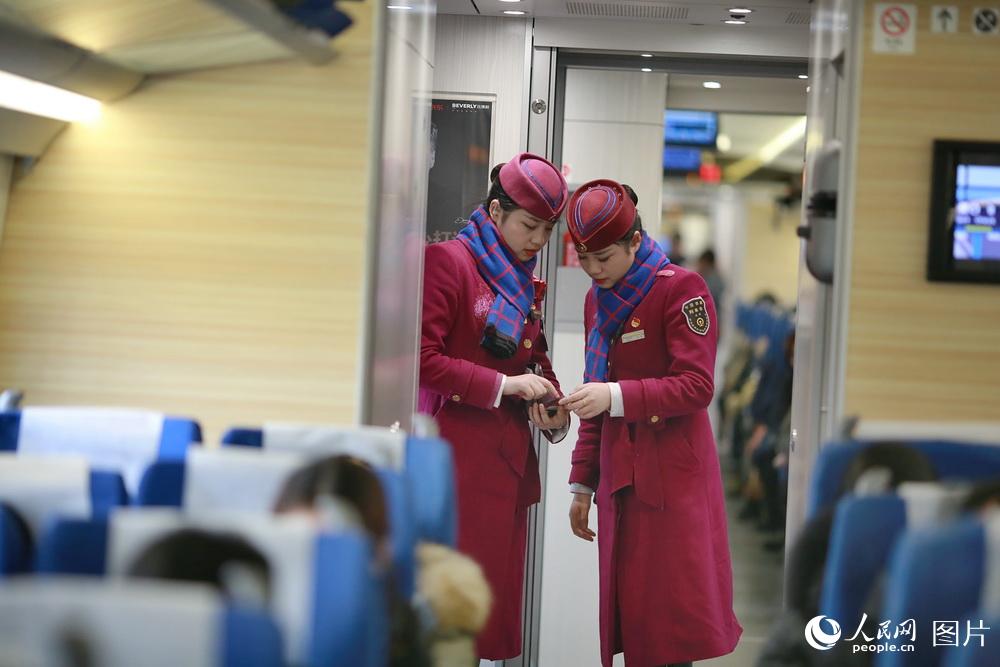 Comissárias de bordo gêmeas preparam-se para o “Chunyun”