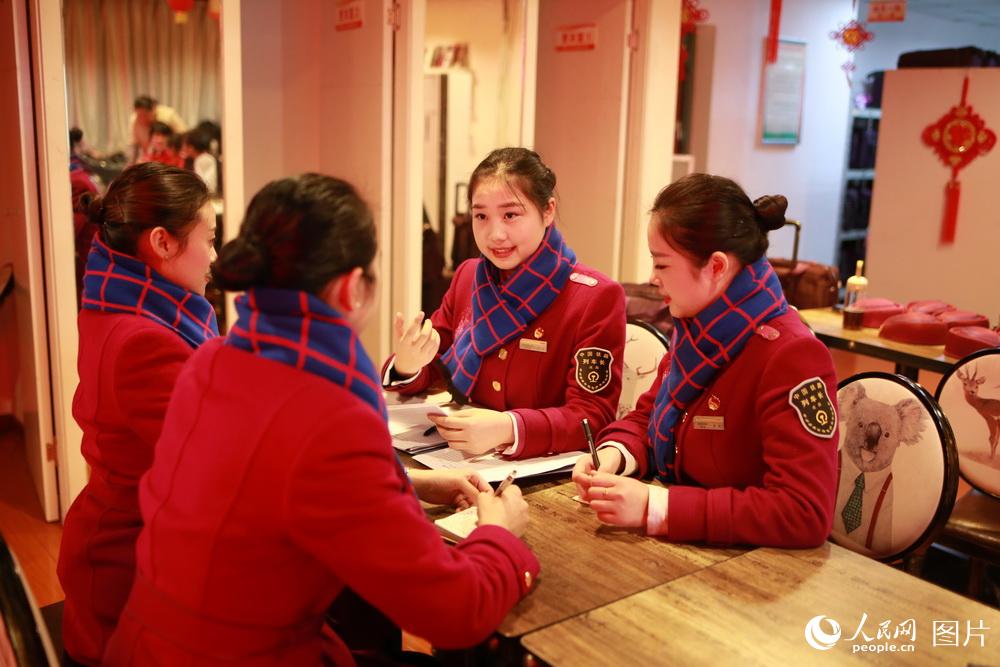 Comissárias de bordo gêmeas preparam-se para o “Chunyun”