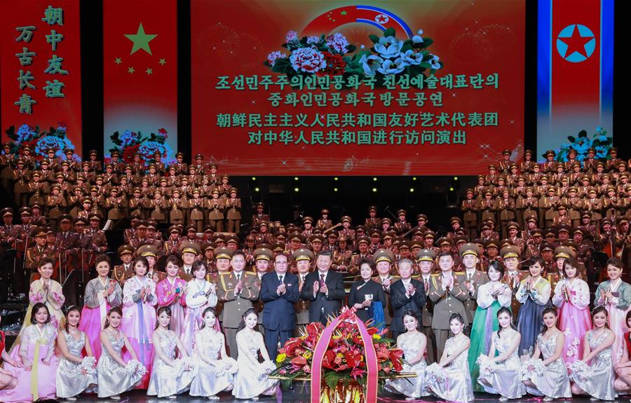 Xi e sua esposa reúnem-se com funcionário sênior da RPDC e assistem a performance de arte