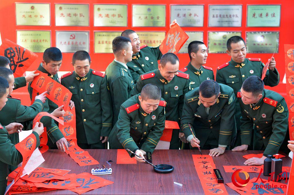 Gansu: Soldados preparam comemorações do Ano Novo Chinês