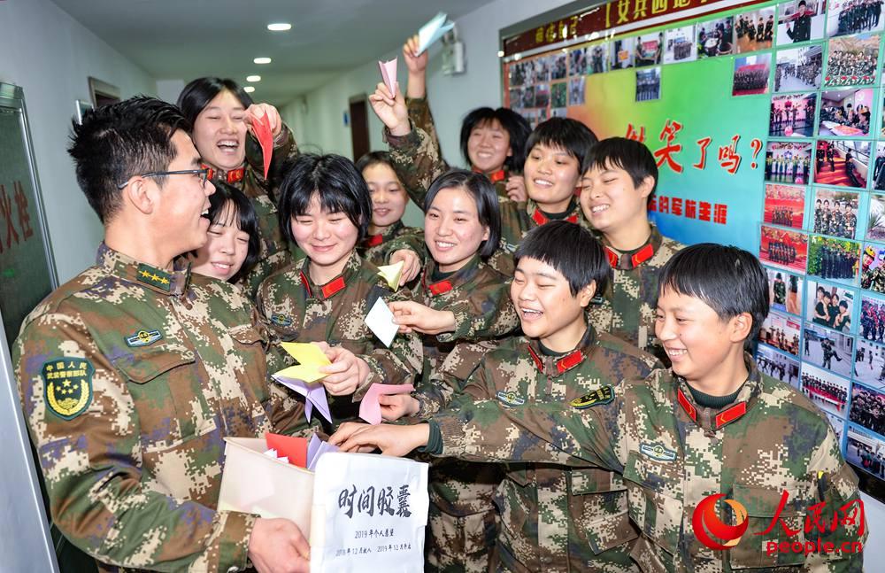 Gansu: Soldados preparam comemorações do Ano Novo Chinês