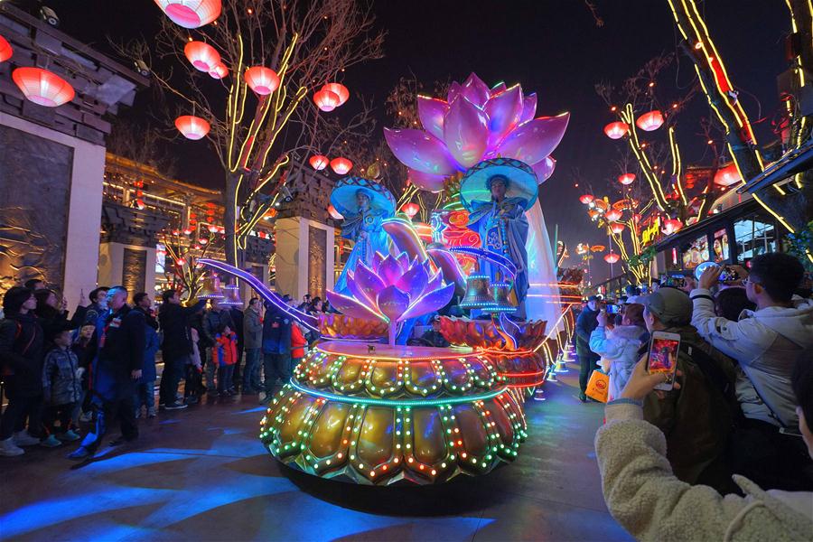 Xi'an decorada com lindas luzes e lanternas para o Festival da Primavera