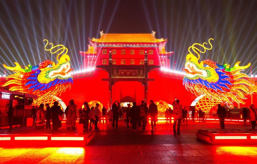 Xi'an decorada com lindas luzes e lanternas para o Festival da Primavera