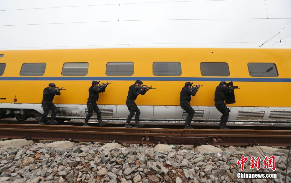 Polícia ferroviária de Wuhan realiza exercício de preparação para pico de viagens do Festival da Primavera