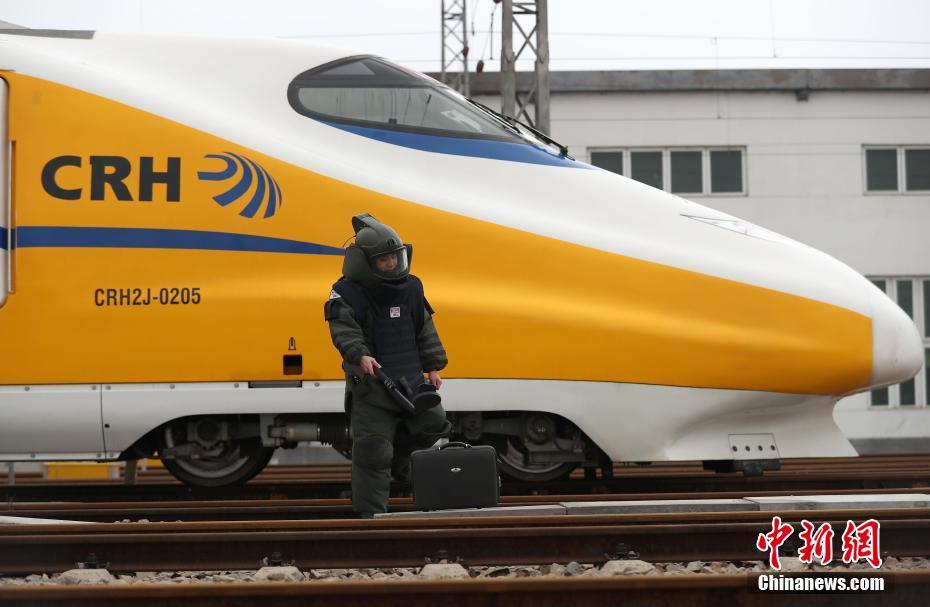 Polícia ferroviária de Wuhan realiza exercício de preparação para pico de viagens do Festival da Primavera