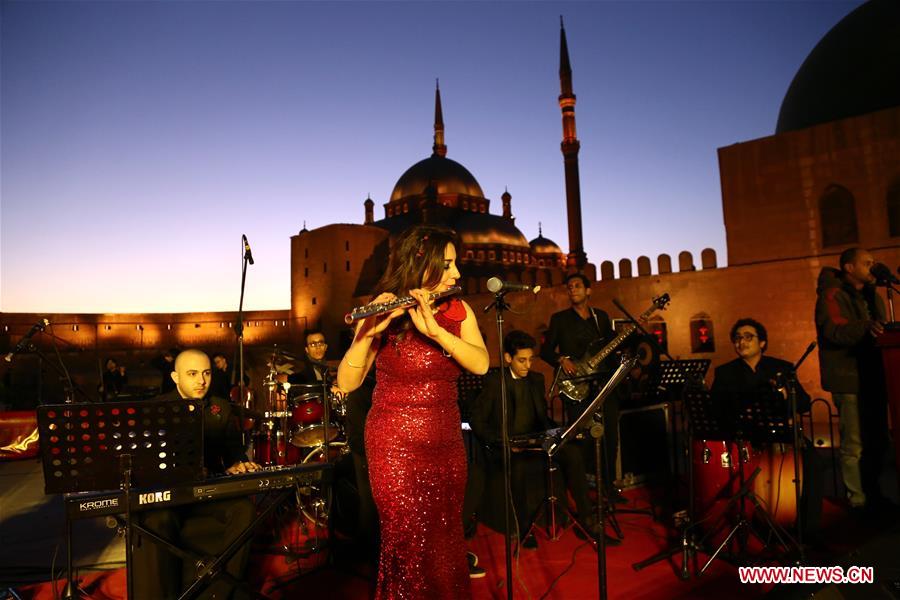 Famosa Citadela de Saladino do Egito “veste” de vermelho para celebrar o Festival da Primavera da China