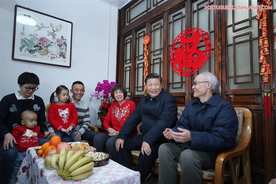 Xi visita quadros e residentes em Beijing antes da Festa da Primavera