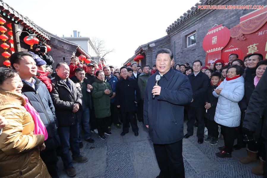 Xi visita quadros e residentes em Beijing antes da Festa da Primavera