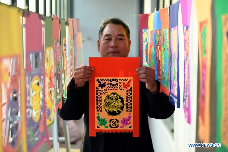 Shandong: Artesãos preparam trabalhos de recorte de papel para receber o Festival da Primavera
