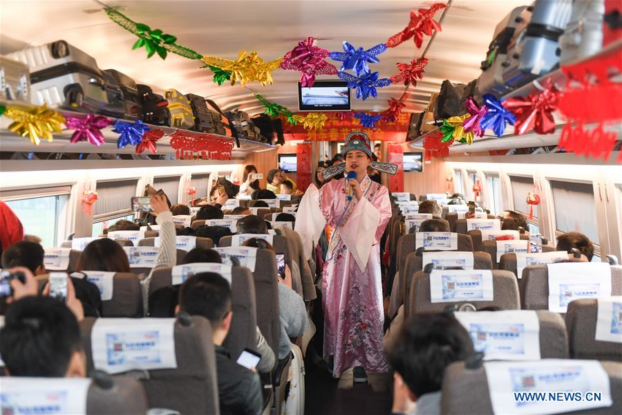 Comissários de trem-bala saúdam passageiros em época do Festival da Primavera