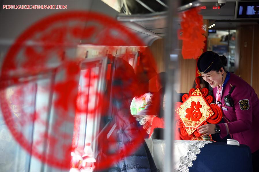 Funcionários de trens-bala realizam atividades para saudar passageiros antes do Festival da Primavera