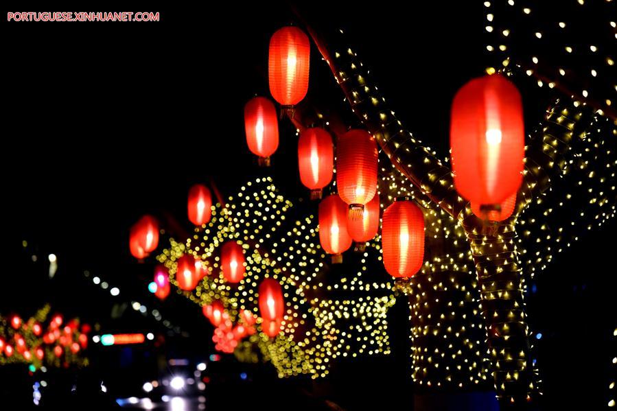 Ruas de Zhengzhou decoradas com lanternas do Festival da Primavera