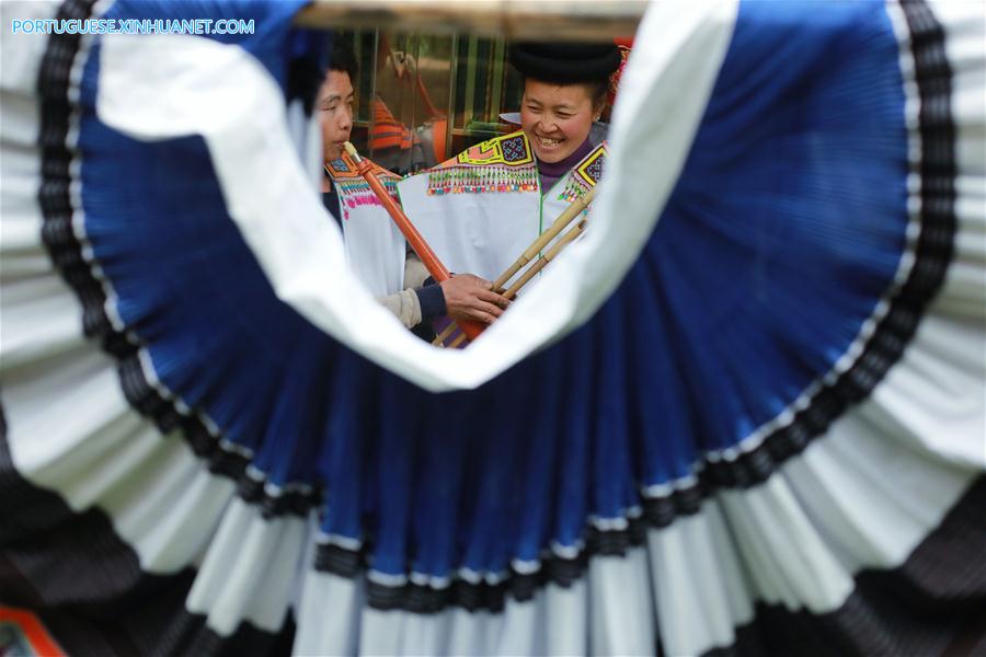 Casal do grupo étnico Miao passa seu primeiro Festival da Primavera após sair da pobreza em Guizhou
