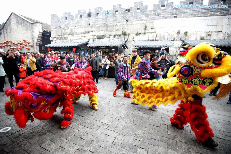 Danças do dragão e do leão apresentadas no 1º dia do Ano Novo Lunar Chinês