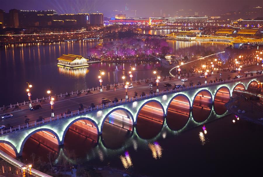 Luzes coloridas iluminam Xi'an durante Festival da Primavera