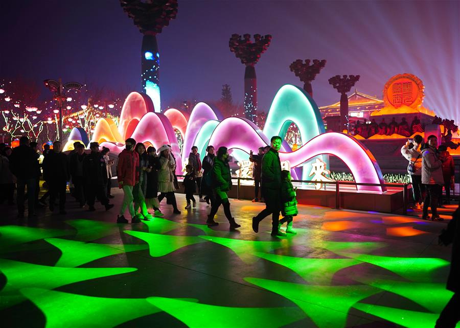 Luzes coloridas iluminam Xi'an durante Festival da Primavera