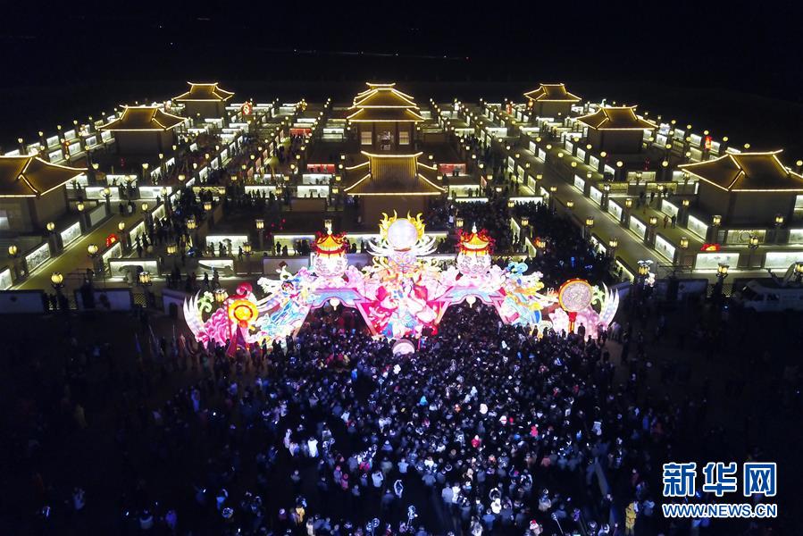Galeria: Lanternas “Jiuqu Yellow River Light Array” iluminam a cidade de Zhangye