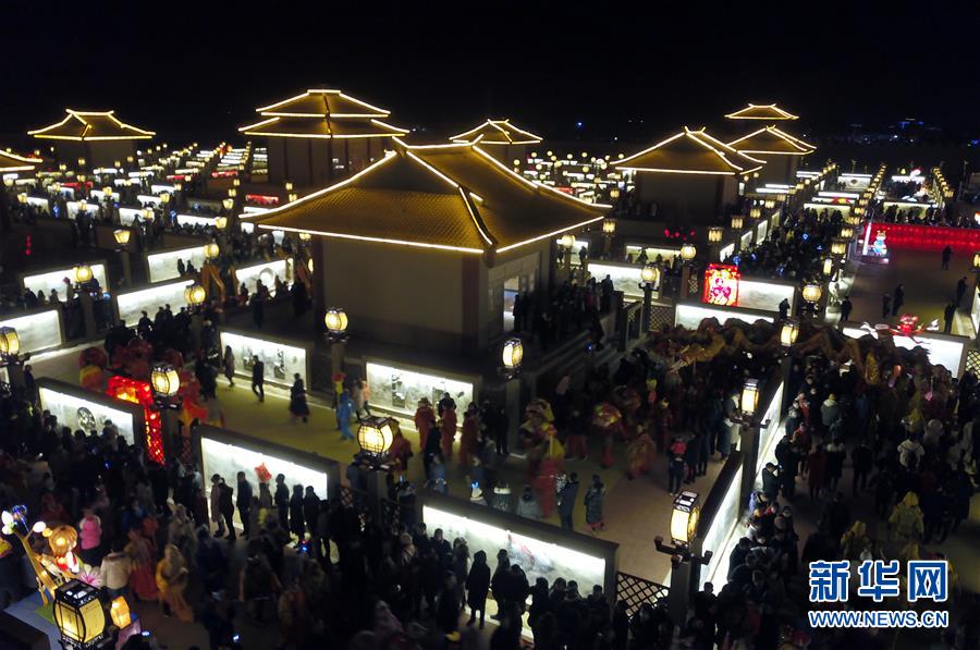 Galeria: Lanternas “Jiuqu Yellow River Light Array” iluminam a cidade de Zhangye