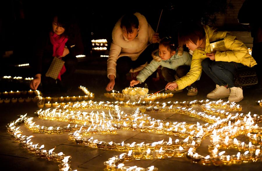 Pessoas acendem candeeiros de manteiga para expressar bons desejos em Xi'an