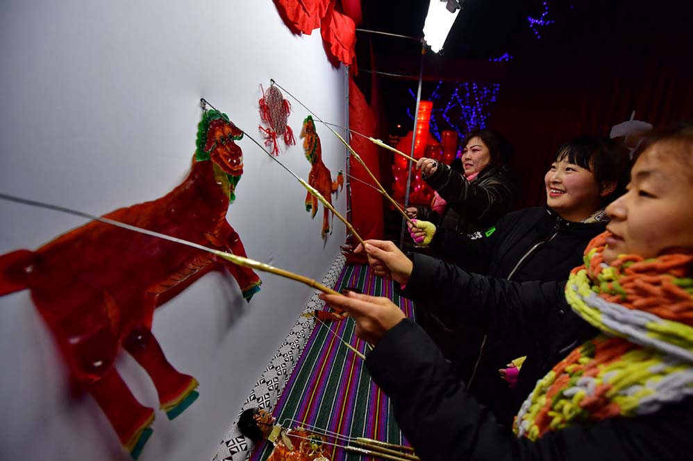 Pessoas celebraram Festival das Lanternas na China