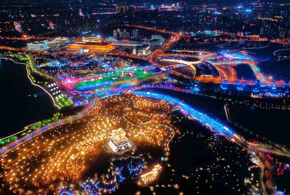 Pessoas celebraram Festival das Lanternas na China